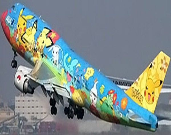 Chiếc máy bay của Nhật Bản được sơn hình những nhân vật của bộ phim hoạt hình Pokemon.