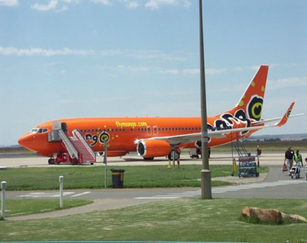 Máy bay của các hãng hàng không châu Phi luôn có vẻ ngoài rất đơn giản và thanh lịch. Tuy nhiên một số nhà thiết kế Nam Phi đã thay đổi điều này bằng một bộ cánh mới màu da cam lòe loẹt cho máy bay của Hãng hàng không Mango.