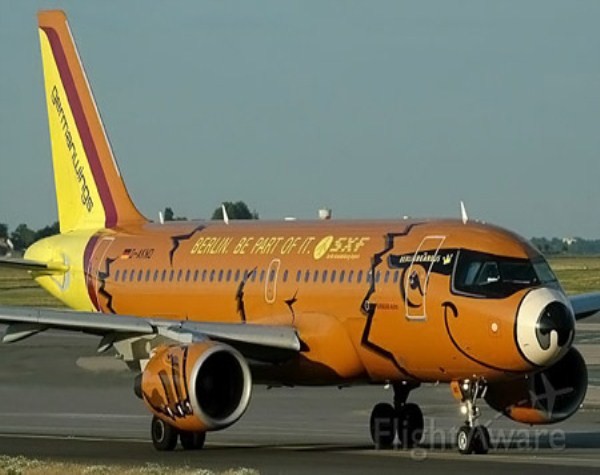 Chiếc máy bay này trông giống như một chú chó màu da cam khổng lồ đeo kính dâm. (hãng Germanwings Airline, Đức).