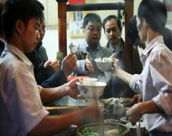 Theo kết quả cuộc khảo sát mới nhất của MasterCard Worldwide về những ưu tiên trong chi tiêu năm 2011, 89% số người Việt Nam ưu tiên chi tiền cho ăn uống và giải trí trong vòng 6 tháng tới. Con số này lớn nhất ở khu vực châu Á-Thái Bình Dương. Đứng sau Việt Nam là Hàn Quốc với 78% tỷ lệ người.