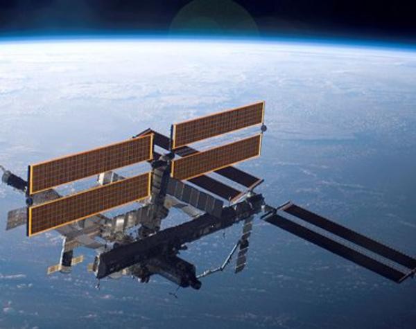 14. Trạm không gian quốc tế ISS Với 150 tỷ USD, đây là dự án tốn kém nhất trong lịch sử nghiên cứu không gian. Chỉ tính riêng phần đóng góp của Mỹ đã lên tới 100 tỷ USD. ISS đã trở thành vệ tinh nhân tạo lớn nhất trong quỹ đạo Trái Đất, lớn hơn bất kỳ trạm vũ trụ nào khác. Đây cũng là trạm vũ trụ duy nhất có người thường trực, thực hiện các công việc nghiên cứu. ISS đã đón các phi hành gia từ 14 nước khác nhau, trong đó có 5 khách du lịch vũ trụ.