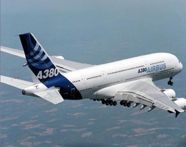 4. Dự án máy bay Airbus A380 Dự án này tiêu tốn tới 23 tỷ USD. Nó trở thành chiếc máy bay chở khách lớn nhất thế giới, là sản phẩm cạnh tranh chủ lực của hàng không châu Âu với hãng sản xuất máy bay Boeing của Mỹ. Chuyến bay đầu tiên của A380 vào năm 2005. Mỗi chiếc có giá khoảng 300 triệu USD.