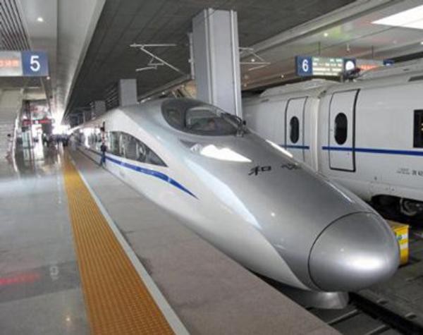 7. Tuyến đường sắt cao tốc Bắc Kinh – Thượng Hải Chi phí 26,1 tỷ USD. Tuyến đường sắt này nối liền 2 thành phố lớn nhất Trung Quốc, là dự án đường sắt dài nhất thế giới. Tàu có thể đi với tốc độ trên 200 dặm/giờ.