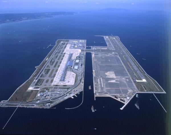 9. Sân bay quốc tế Kansai, Nhật Bản Sân bay được thiết kế năm trên một hòn đảo nhân tạo tại tỉnh Osaka, Nhật Bản. Nó có thể chịu được những trận động đất và bão lớn. Chính phủ Nhật Bản đã tiêu tốn 29 tỷ USD để hoàn thành dự án khổng lồ này,.