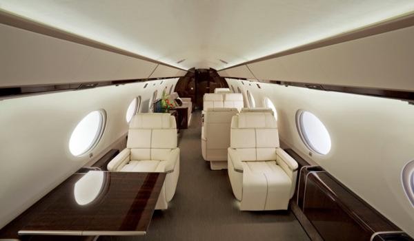 Thiết kế nội thất trên mẫu máy bay thử nghiệm rất linh hoạt. Ghế hành khách được thiết kế rộng, hiện đại, dễ dàng chuyển sang chế độ giường ngủ.