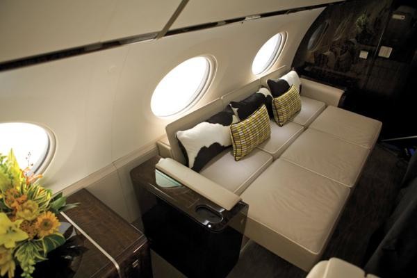 Nếu một chiếc ghế không đủ, thì chiếc sô pha dễ dàng chuyển thành một chiếc giường rộng rãi. Áp lực của hành khách sẽ giảm bớt bởi họ có cảm giác mình đang ở độ cao gần 5.000 feet thay vì độ cao 51.000 feet trên thực tế.