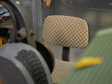 Ghế ngồi trong nhà máy cũng được bọc như bên ngoài các chiếc túi hàng hiệu của hãng