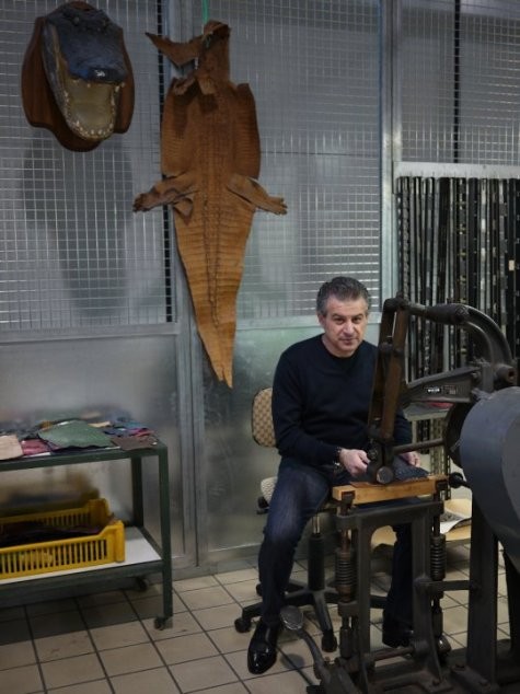 Một thợ thủ công làm việc tại nhà máy của Gucci ở Italy