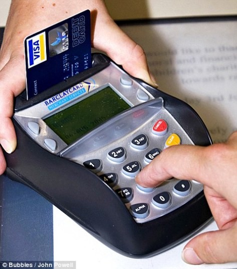 Thiết bị đọc thẻ ATM ở Anh bị phát hiện chứa lỗ hổng có thể tạo điều kiện cho tội phạm ăn cắp thông tin khách hàng