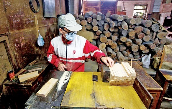 Các cơ sở sản xuất quạt gỗ đàn hương đối mặt với giá gỗ đàn hương tăng cao