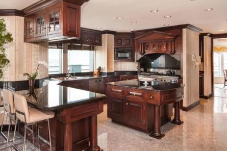Tủ bếp và bàn nhà bếp dùng gỗ đắt tiền