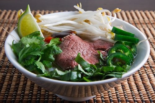 Phở Sài Gòn khi ăn thường kèm với đĩa rau ngổ, hung quế, bạc hà, ngò gai và đĩa giá nhúng