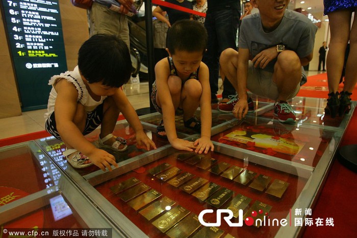 Tại Lễ hội Trang sức ở Vũ Hán (Trung Quốc) vừa mới được tổ chức, một ông chủ ở thành phố này đã rải 200 kg vàng thỏi thành con đường có tên là "Kim quang đại đạo"