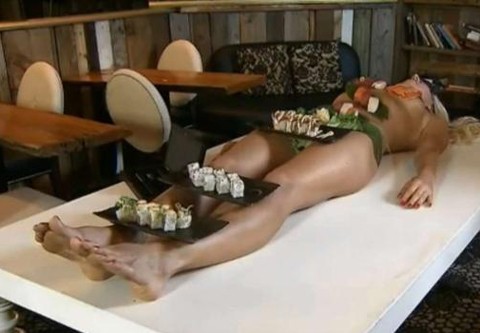 Sushi trên cơ thể người mẫu sẽ được tiếp tục cung cấp cho các thực khách tới 30/9. Các nhà chức trách Florida thấy không có vấn đề gì khi nhà hàng đảm bảo vệ sinh.