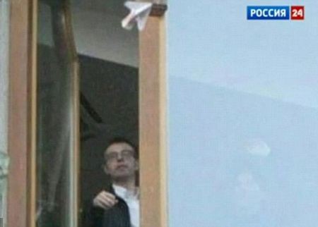 Triệu phú Nga Pavel Durov hồi tháng 5/2012 đã gấp máy bay giấy từ các tờ tiền và thả xuống đám đông bên dưới từ cửa sổ phòng làm việc ở St.Petersburg.