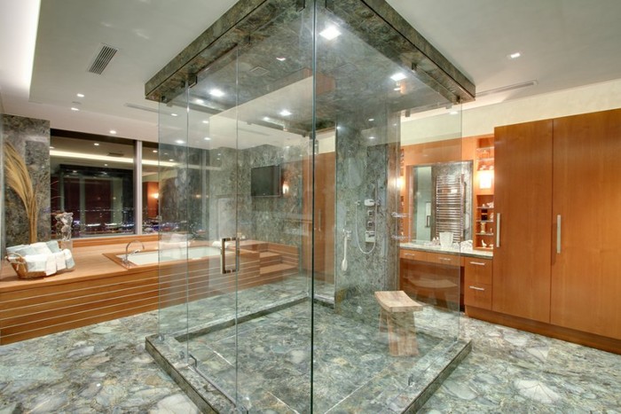 Phòng tắm bằng kính trong suốt