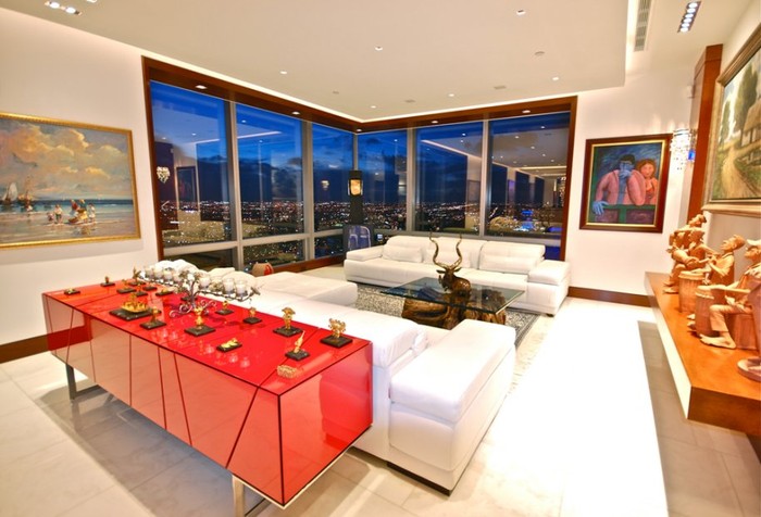 Đây là căn penthouse nằm ở độ cao cao nhất của Florida (Hoa Kỳ). Căn Penthouse này nằm ở tầng 70 trong khách sạn Bốn Mùa ở đại lộ Brick. Căn hộ đang được chào bán với giá 15 triệu USD