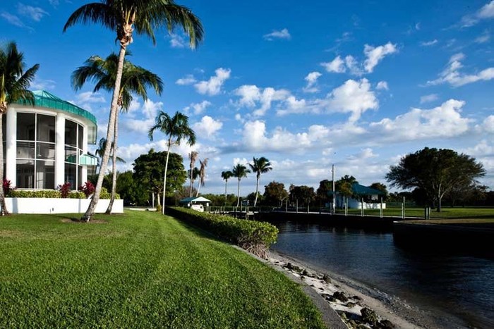 Khu bất động sản có tên Buena Vista ở Florida đang được rao bán với giá gần 11 triệu USD. Biêt thự nằm trên thửa đất diện tích 5,5 mẫu Anh.