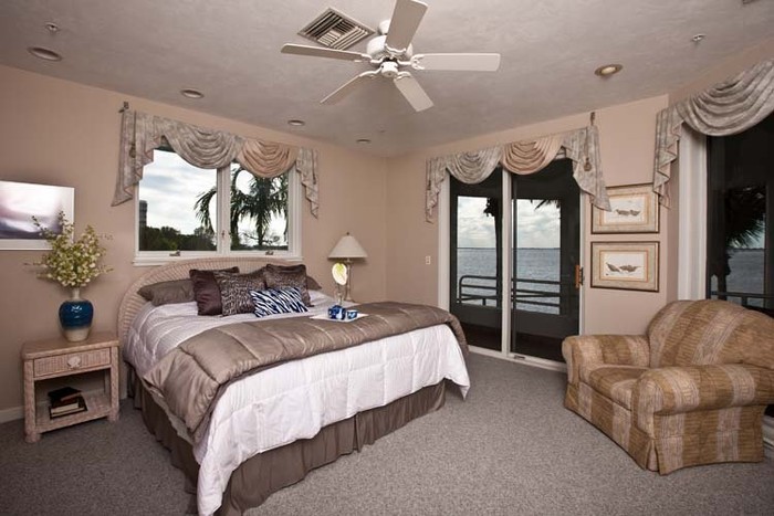 Tù các phòng trong nhà đều có thể ngắm cảnh biển