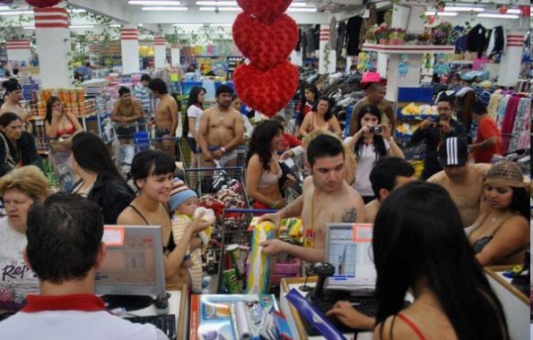 Hồi tháng 7/2012, một cửa hàng ở Paraguay đã đưa ra chương trình khuyến mại 80% cho những khách hàng mặc đồ lót tới mua hàng