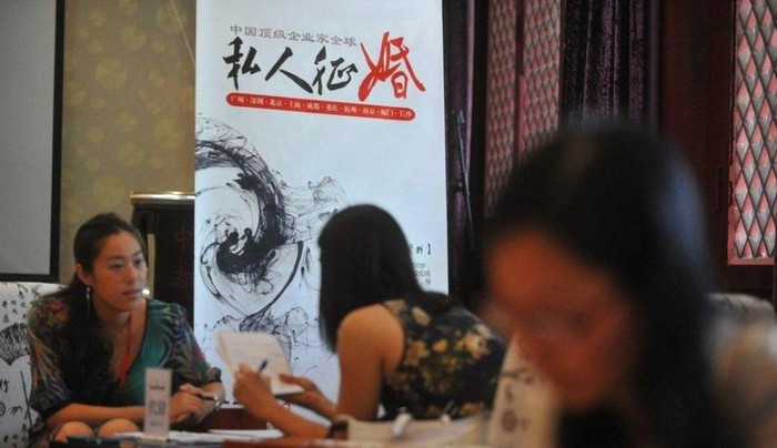 Hôm 19/8 ở Bắc Kinh (Trung Quốc) diễn ra cuộc tuyển chọn vợ cho các tỷ phú. Hơn 2.700 phụ nữ từ 20- 47 tuổi đăng ký tham gia. Có 32 doanh nhân độ tuổi từ 31 đến 55 tuổi tham gia. Được biết, trong đó có 8 doanh nhân với tài sản hơn 1 tỷ nhân dân tệ.