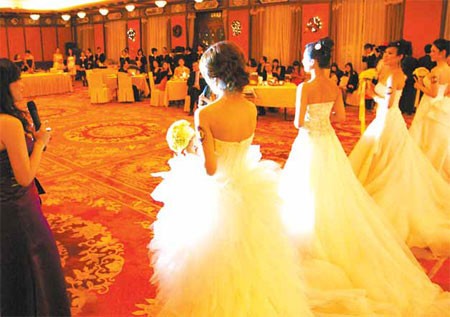 Hồi tháng 12/2009, 22 cô gái đã trình diễn váy cưới, múa, nấu ăn để chinh phục trái tim 21 chàng tỷ phú. Bữa tiệc diên ra tại khách sạn Jun Wang Fu (Bắc Kinh).