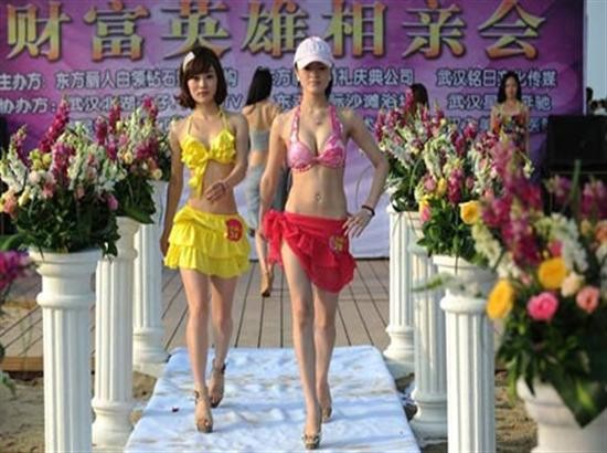 Hồi tháng 6/2012, 5.000 phụ nữ đã nộp đơn tham gia cuộc tuyển chọn vợ triệu phú ở Thành Đô (Tứ Xuyên – Trung Quốc). Đây là sự kiện do Câu lạc bộ doanh nhân độc thân Trung Quốc tổ chức. Những cô gái tham gia có tuổi trung bình 27, người trẻ nhất là 19, người già nhất 41 tuổi.