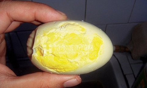 5. Trứng vịt giả: Hồi tháng 10/2011, một người phụ nữ ở Cáp Nhĩ Tân (Hắc Long Giang – Trung Quốc) đã mua phải trứng vịt giả. Người phụ nữ này cho hay, chị mua 20 quả trứng vịt từ đôi vợ chồng bán rong.