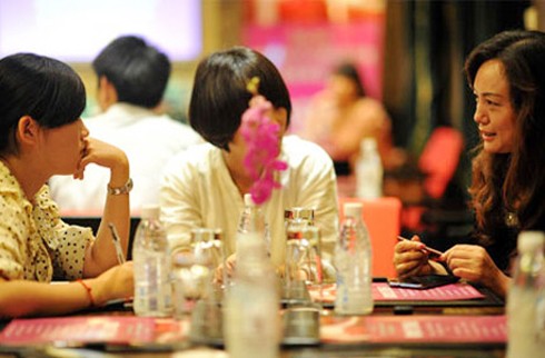 Hồi tháng 6 vừa qua, một cuộc thi tuyển chồng cho các nữ tỷ phú đã diễn ra ở Thành Đô (Tứ Xuyên - Trung Quốc). Những chàng trai hơn 30 tuổi, có bằng đại học, hài hước, biết chơi mạt chược có thể đăng ký tham gia.
