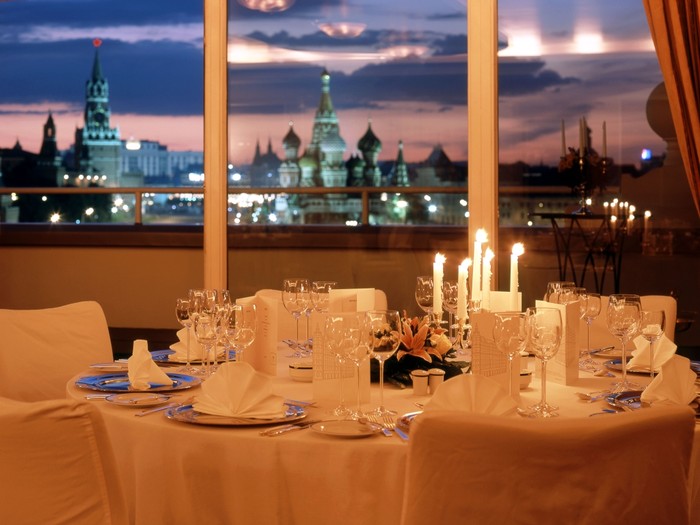 Từ khách sạn có thể ngắm được điện Kremlin của Nga