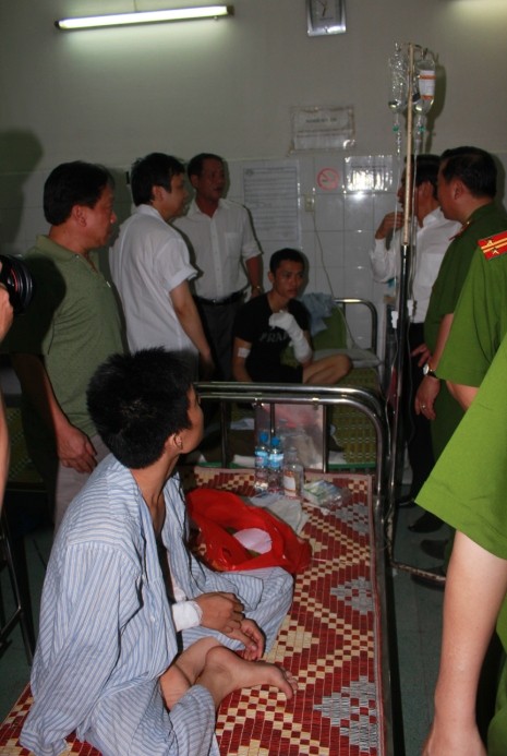 Người nhà và đồng đối tới hỏi thăm, động viên các chiến sĩ PCCC bị thương tại bệnh viện