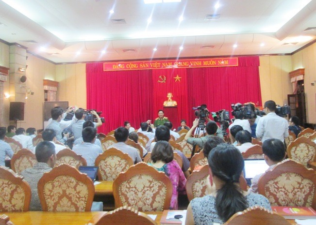 Thiếu tướng Nguyễn Đức Nghi thông tin tới báo chị về vụ cháy cây xăng số 2B Trần Hưng Đạo.