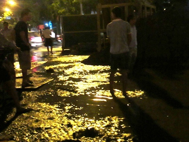 Ước tính đã có khoảng 1000 mét khối nước sạch tràn ra ngã tư trước khách sạn Daewoo.