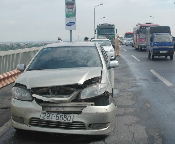 Chiếc xe con bị hư hỏng nặng phần đầu.