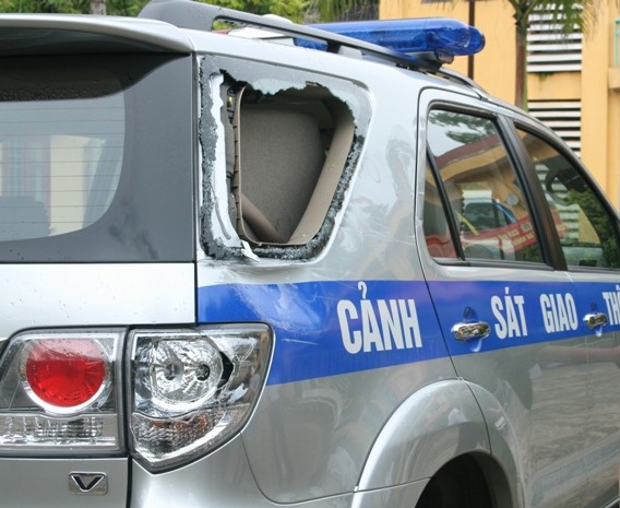 Chiếc xe của lực lượng CSGT bị đối tượng đâm hư hỏng.
