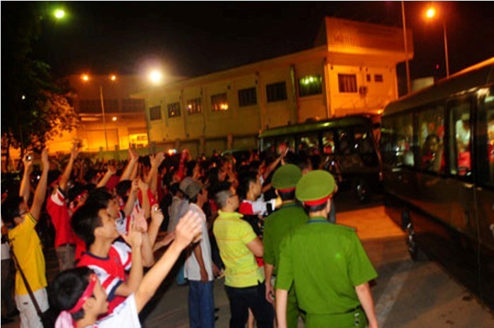Công tác an ninh được thắng chặt ngay từ khi các cầu thủ Arsenal bước xuống sân bay Nội Bài. (ảnh: Vnexpress)