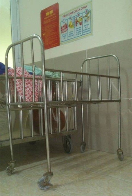 Chiếc xe đẩy này bị nghiêng đổ, làm rơi 5 trẻ sơ sinh tại Bệnh viện Phụ sản Hà Nội
