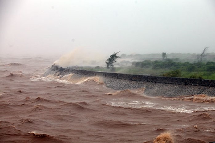 Do ảnh hưởng của bão số 5, ở khu vực Đồ Sơn, biển động mạnh.