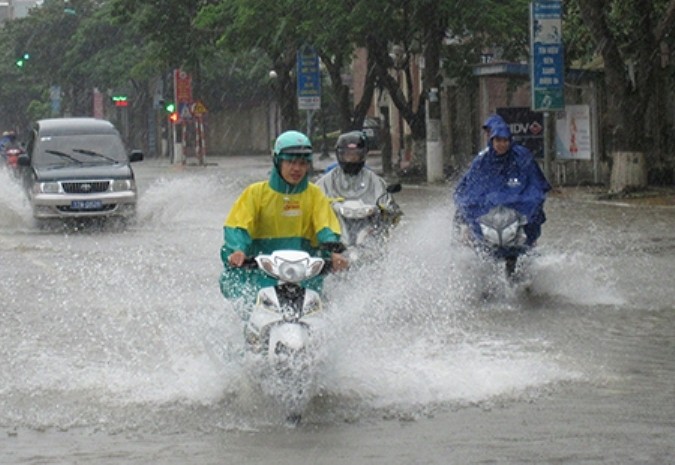 Mưa lớn cũng ảnh hưởng và khiến nhiều tuyến đường tại TP Thái Bình, Nam Định bị ngập.