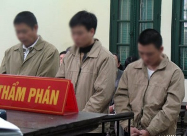 Nguyễn Anh Tuấn (giữa) khi bị xét xử trước tòa. (Ảnh: Petrotimes)