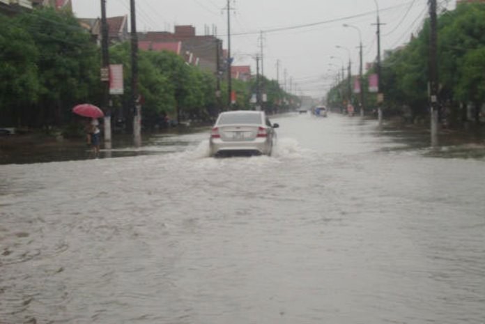 Mưa lớn gây ngập tại TP Ninh Bình. (Ảnh: VnEpress)