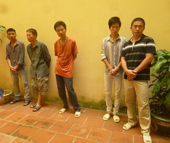 Đối tượng Nguyễn Khánh Cường (áo hồng ở giữa) và các đồng phạm tại cơ quan điều tra.