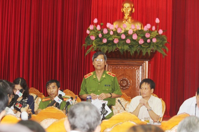 Thiếu tướng Trần Thùy trả lời báo chí.