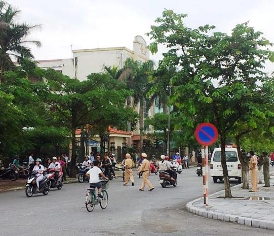 Khung cảnh trước UBND TP.Thái Bình sau vụ nổ súng.