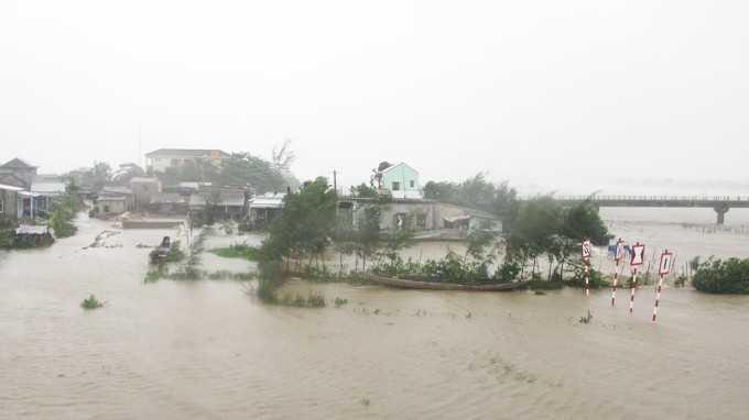 Nước biển đang dâng cao ở khu vực xã Hải Dương, tỉnh Thừa Thiên Huế. (Ảnh: Tuổi Trẻ)