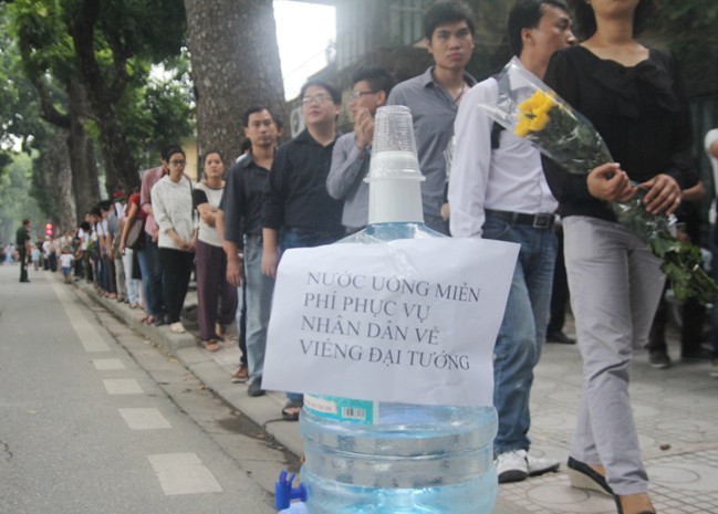 Nước uống miến phí phục vụ nhân dân.