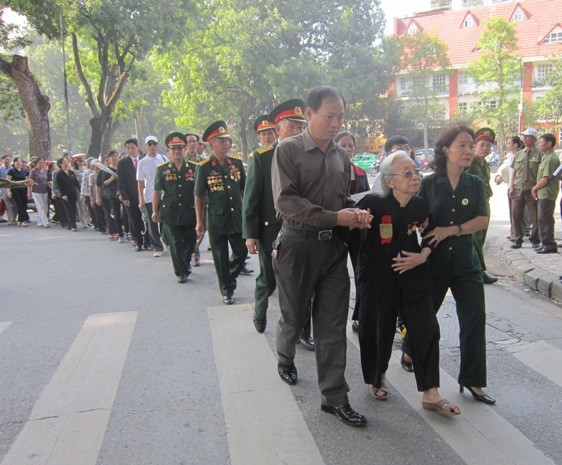 Bà Thảo cùng đoàn cựu chiến binh Quyết tử quân Trung đoàn thủ đô hướng về căn nhà số 30 Hoàng Diệu viếng Đại tướng Võ Nguyên Giáp.