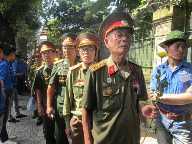 Nhiều đoàn cựu chiến binh khác cũng tới viếng Đại tướng trong buổi sáng ngày 9/10.