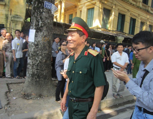 Trung tướng Phạm Tuân có mặt trên phố Hoàng Diệu.