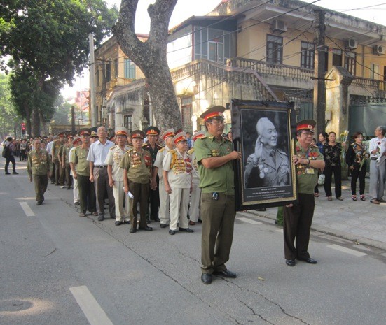 Đoàn cựu chiến binh Quyết tử quân Trung đoàn Thủ đô năm xưa tới viếng Đại tướng.